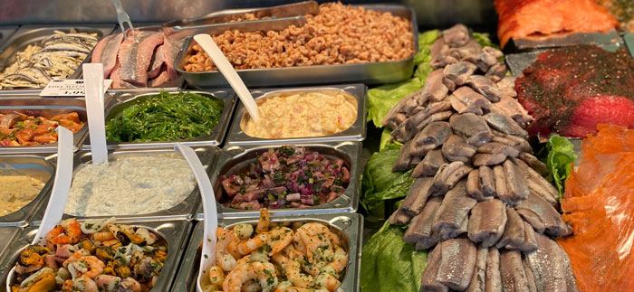 Hausgemachte Fisch-Feinkost und Fischsalate in der Theke