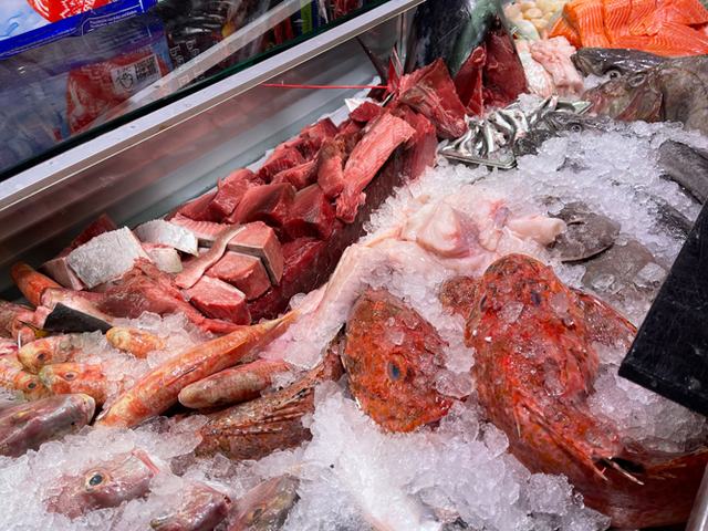 Frischer Fisch an unserem Marktstand – Bild 19
