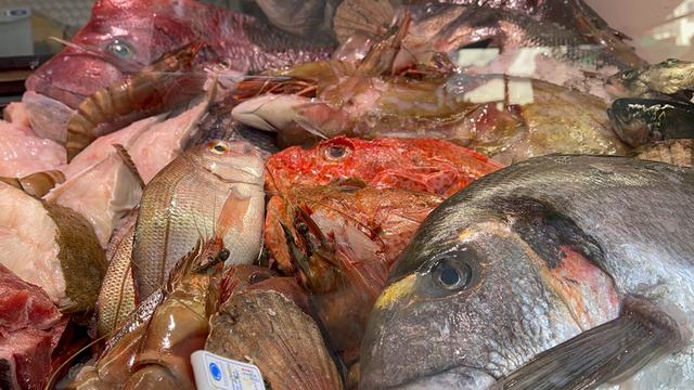 Frischer Fisch an unserem Marktstand – Bild 1