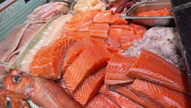 Frischer Fisch an unserem Marktstand – Bild 7