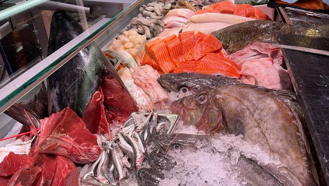 Frischer Fisch an unserem Marktstand – Bild 9